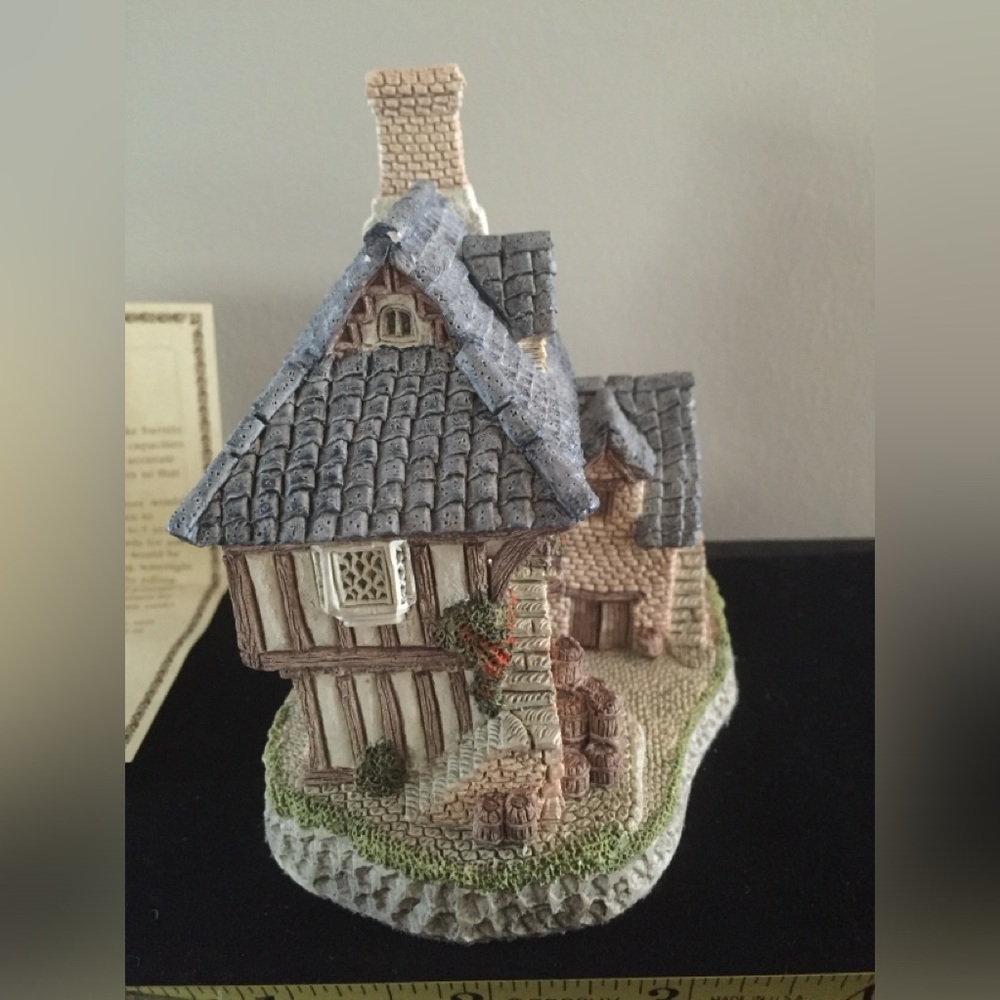 David Winter "Coopers Cottage" Figurine